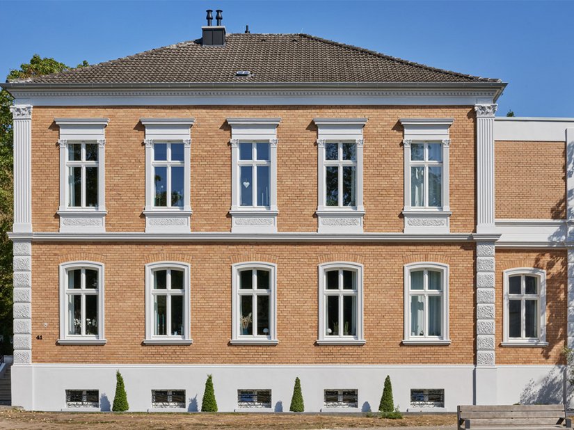Mit unterschiedlichen Brillux Produkten für innen und außen führte der Malerbetrieb Ewering eine fachgerechte Sanierung aus. Heute ist die 1880 erbaute Villa Grüter wieder das optische Schmuckstück wie in ihrer Entstehungszeit.