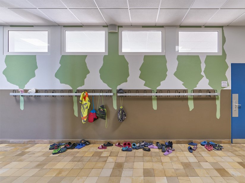 Die gedeckte Farbpalette bildet den Hintergrund für die lebendigen Farben in einer Grundschule.