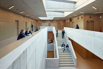 <p>Dynamisches Raumerlebnis: Im Atrium mit skulpturaler Treppenlandschaft entsteht durch Verbindung und Offenheit ein zentraler Bereich für Kommunikation und Begegnung.&nbsp;</p>