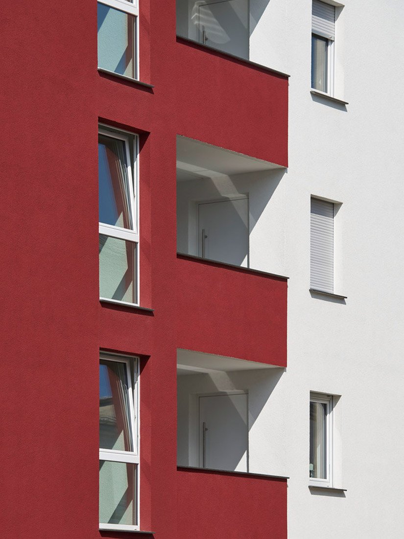 Akzentfarben geben den Gebäuden innerhalb des verbindenden Kontexts Individualität.