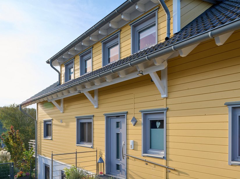 Farbkonzept mit drei Farbtönen: Das Brillux Farbstudio entwickelte einen harmonischen Einklang aus flächigem Gelb sowie Weiß bei den Dachuntersichten und Grau rund um Fenster und Eingangstür sowie im Sockelbereich.