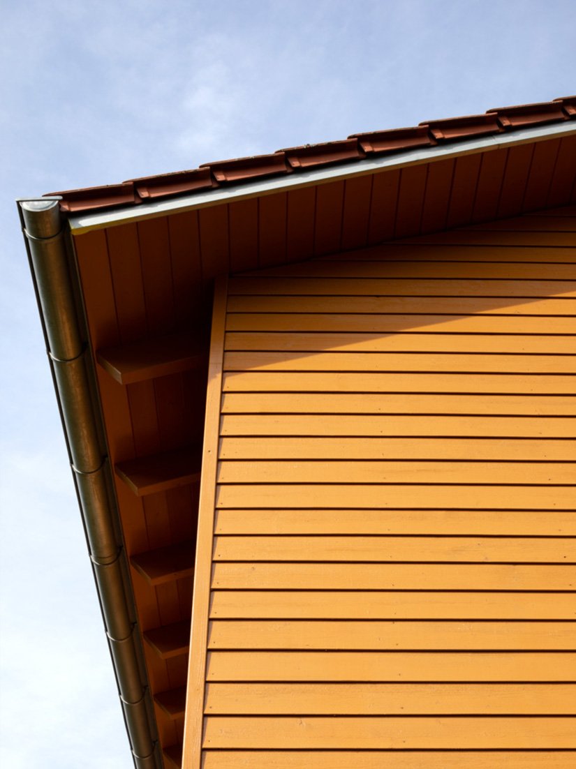 Die Alkydharz-Holzfarbe kann flexibel auf maßhaltigen, begrenzt maßhaltigen und nicht maßhaltigen Bauteile eingesetzt werden. So konnten neben der umlaufenden Holzfassade auch die Dachuntersichten und Fensterlaibugen beschichtet werden.