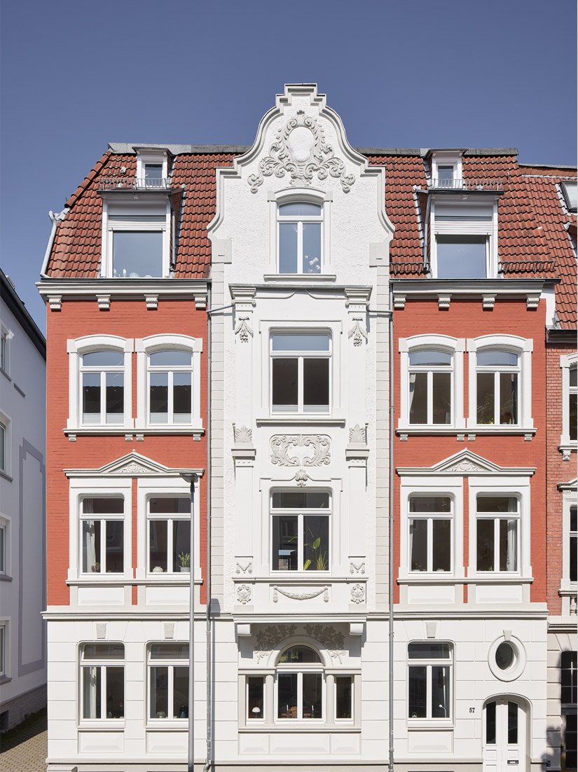 Im Kreuzviertel von Münster hat die aufwendige Fassadensanierung einem Mehrfamilienhaus eine vorbildliche Verbesserung eingebracht.