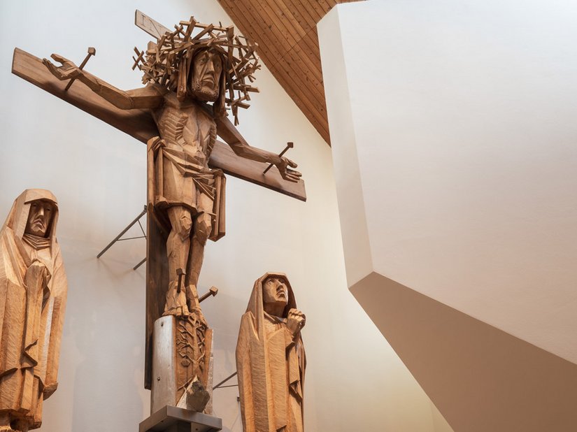 Das imposante Jesu Kreuz befindet sich hinter dem Altar und überragt den ganzen Saal.