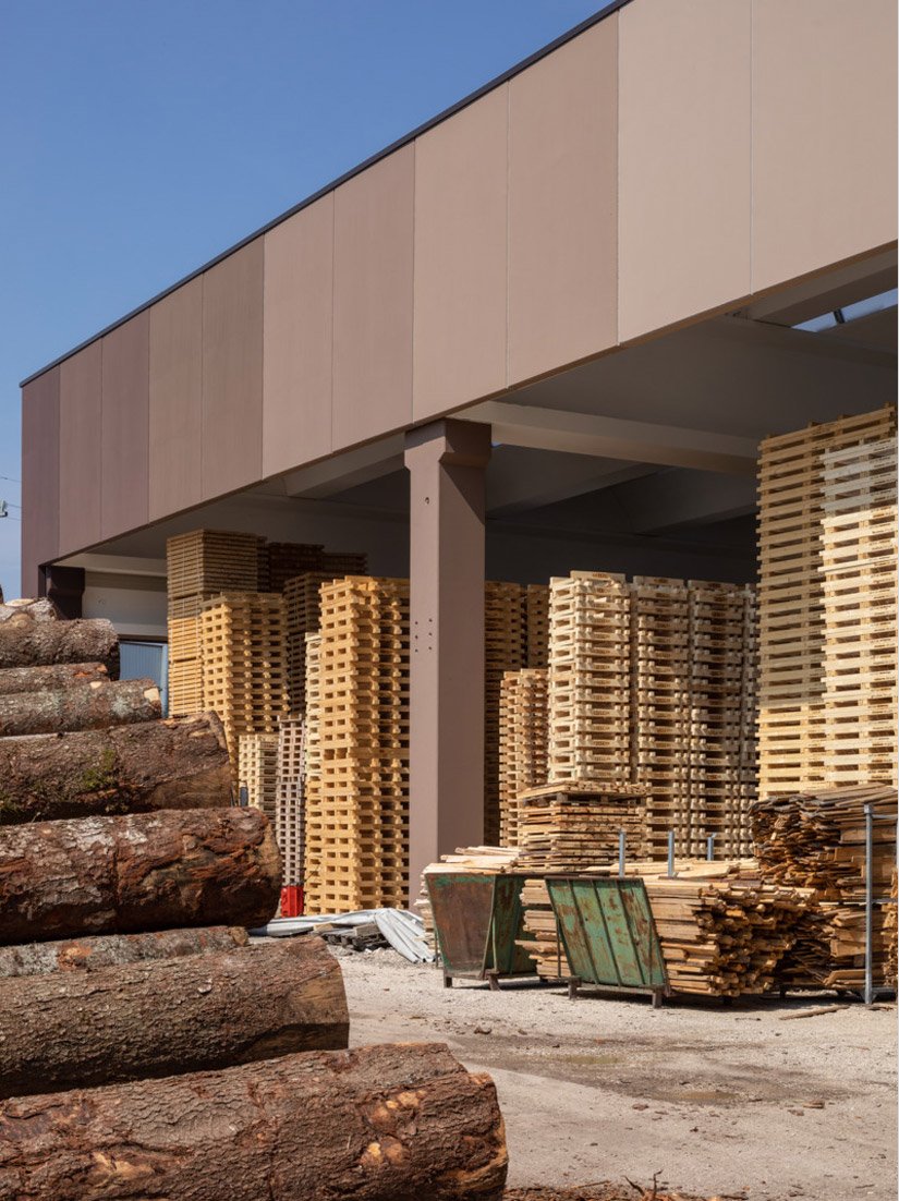Das Unternehmen Positello Imballaggi fertigt individuelle Verpackungen aus Holz. Das Farbkonzept des Firmengebäudes wurde passend zur Unternehmenstätigkeit entwickelt.