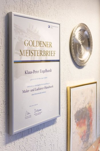 <p>Mehr als 50 Jahre Handwerksmeister: Klaus-Peter Engelhardts goldener Meisterbrief hängt im Büro</p>