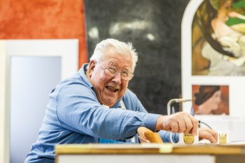 <p>Klaus-Peter Engelhardt, 76, ist zwar längst in Rente, in Sachen gute Laune ist er jedoch der Fitteste. Er bringt dem Nachwuchs gern neue Witze bei. "Arbeitet sich nich' schneller so", sagt er, "aber leichter."</p>