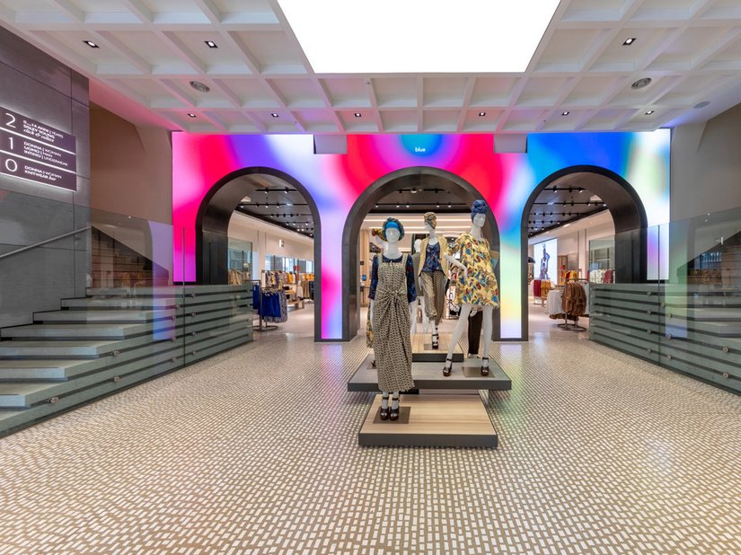 Den Eingang zum neuen Flagship-Store von United Colors of Benetton bildet ein Foyer, das die Kunden durch einen aus&nbsp;drei bunten LED-Bögen bestehenden Theatervorhang betreten.