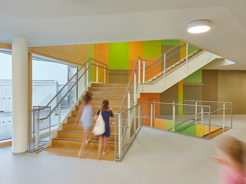 Die Gestaltung, Farbgebung und Materialität der Innenräume spiegeln das pädagogische Konzept der Schule konsequent wider und reflektieren es auf die Nutzenden zurück.
Foto © David Matthiessen Fotografie