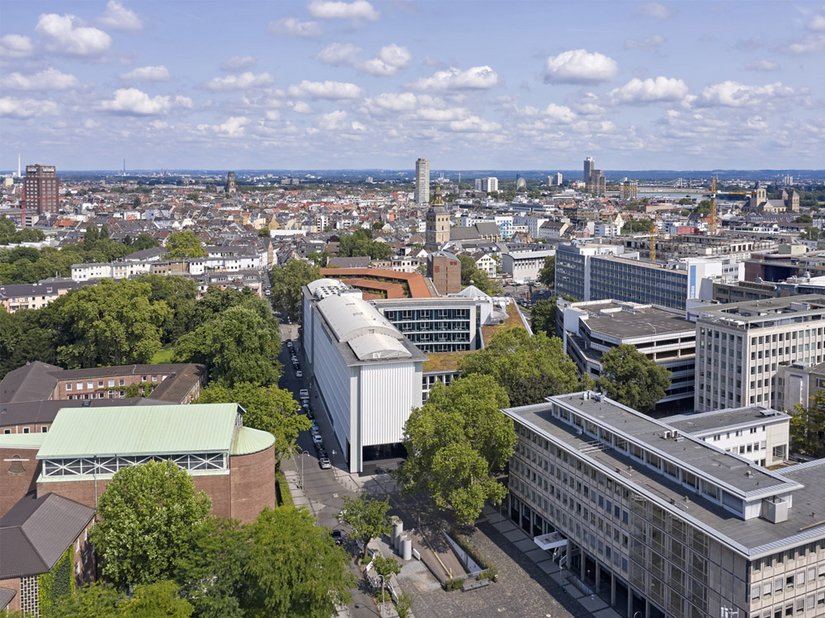 In prominenter Lage im Kölner Bankenviertel schließt das Gebäude zum Börsenplatz hin mit einer städtebaulich bedeutenden Sichtbetonfassade ab.