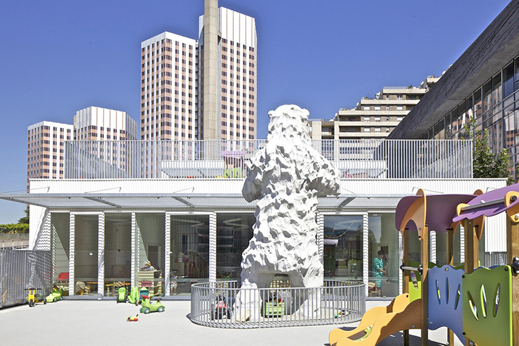 Die Eisbärbaby Skulptur schaut auf die Terrasse