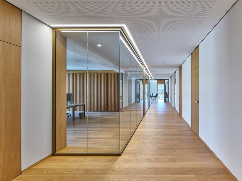 <p>Mit Superlux ELF 3000 gegen den befürchteten Streiflichteffekt: Große Fensterfronten und hohe Decken machten die Produktwahl für die Innengestaltung einfach. Für die Beschichtung der Räume in der neuen Zentrale der Glinicke Automobilgruppe vertraute die Maler Bischoff GmbH auf die Brillux Innendispersion.</p>