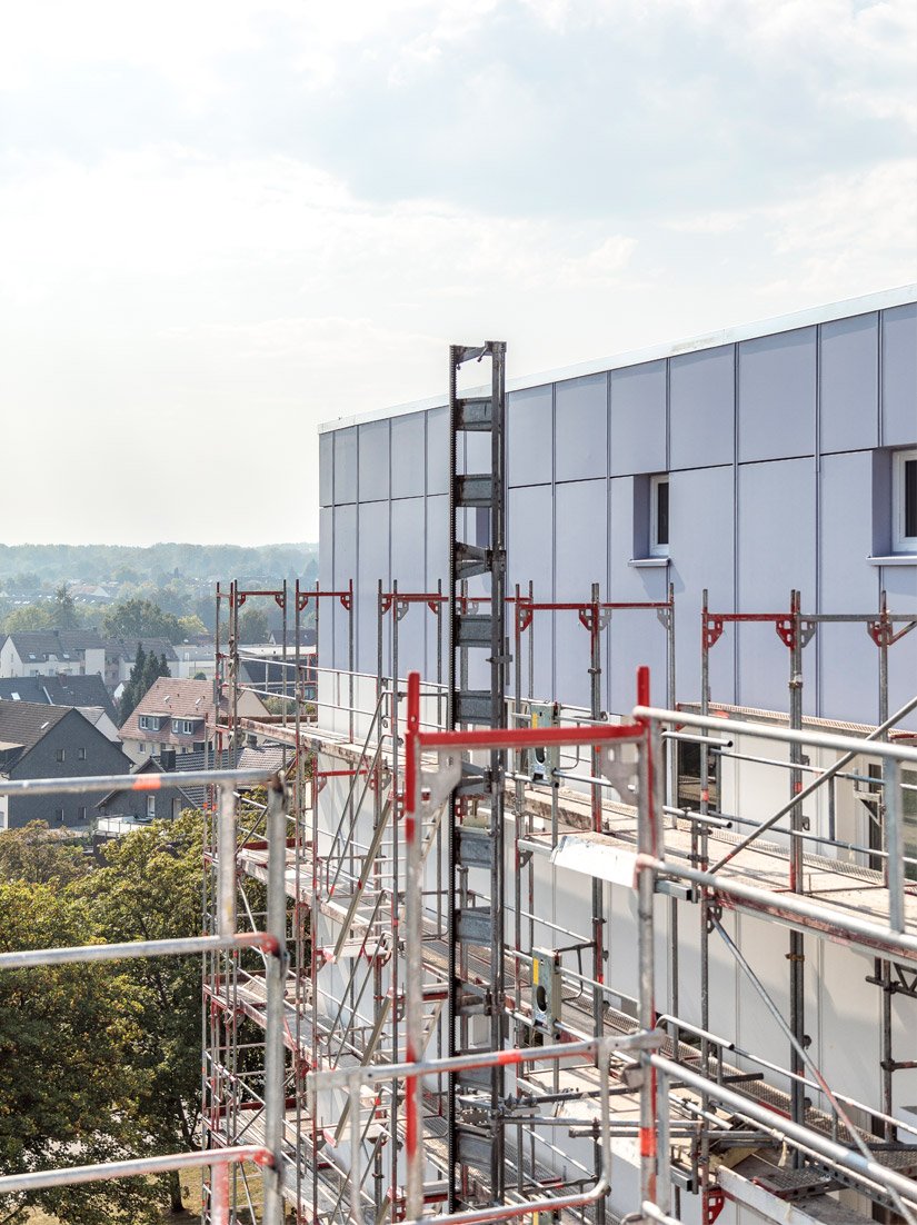 <p>Ein hohes Objekt: Um die Arbeiten im Obergeschoss zu erledigen, mussten die Handwerker bis in die 14. Ebene des Gerüstes hinauf. (Foto: Daniel Elke)</p>