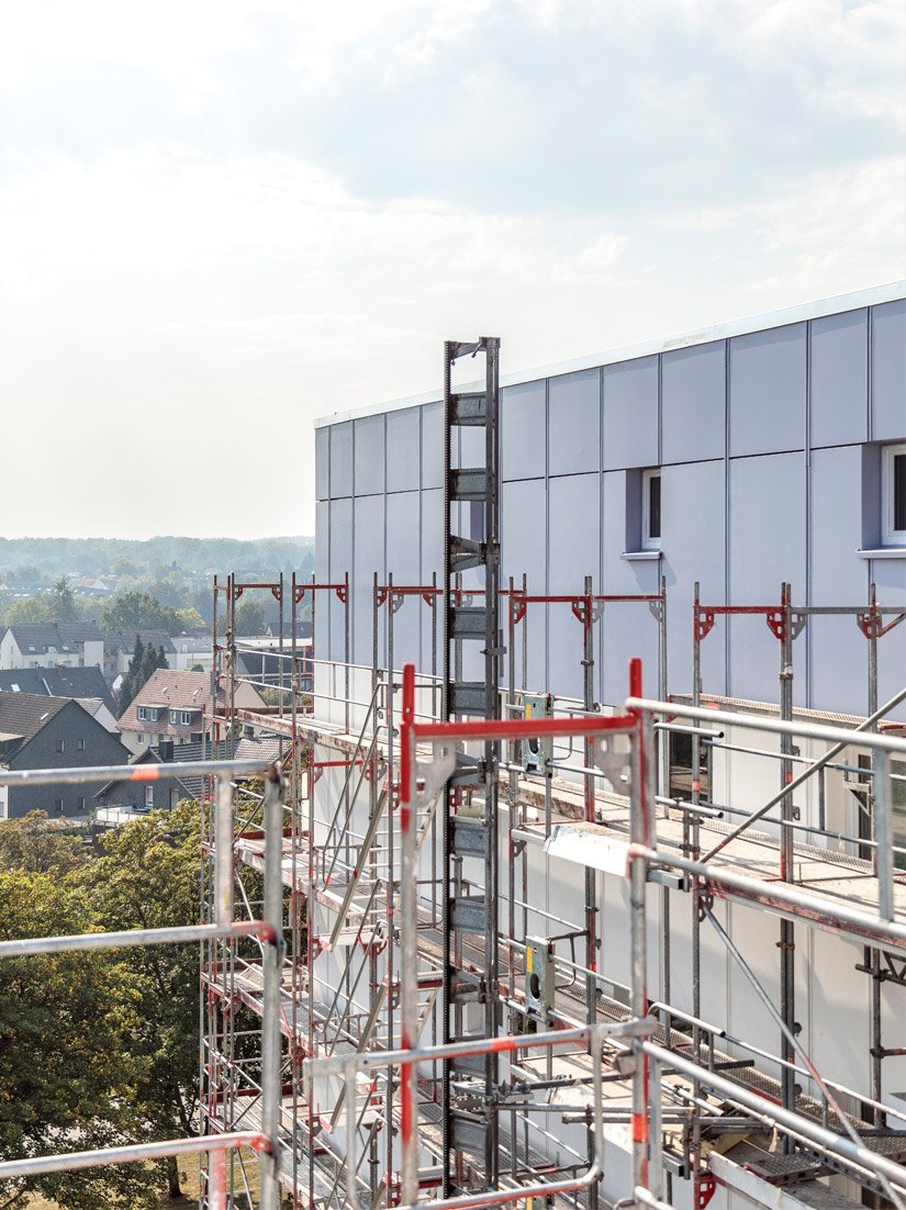 Ein hohes Objekt: Um die Arbeiten im Obergeschoss zu erledigen, mussten die Handwerker bis in die 14. Ebene des Gerüstes hinauf. (Foto: Daniel Elke)