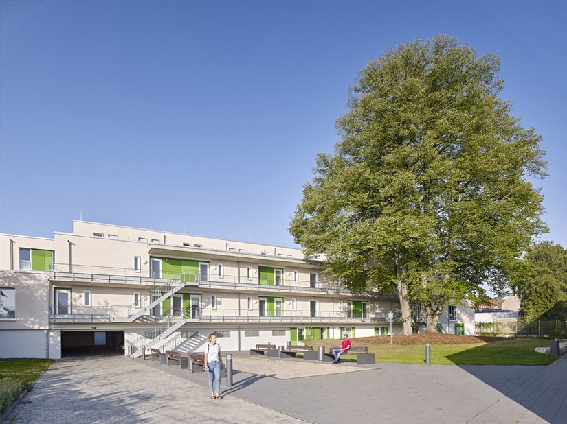 <p>„Bei den Linden“: Seinen Namen verdankt das neue Studentenwohnheim den über 100 Jahre alten Linden, die den Innenhof zu einer grünen Oase machen.</p>
