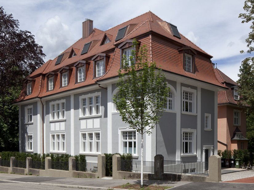 <p>Die Gründerzeitvilla ist Teil eines u-förmigen Gebäudeensembles.</p>