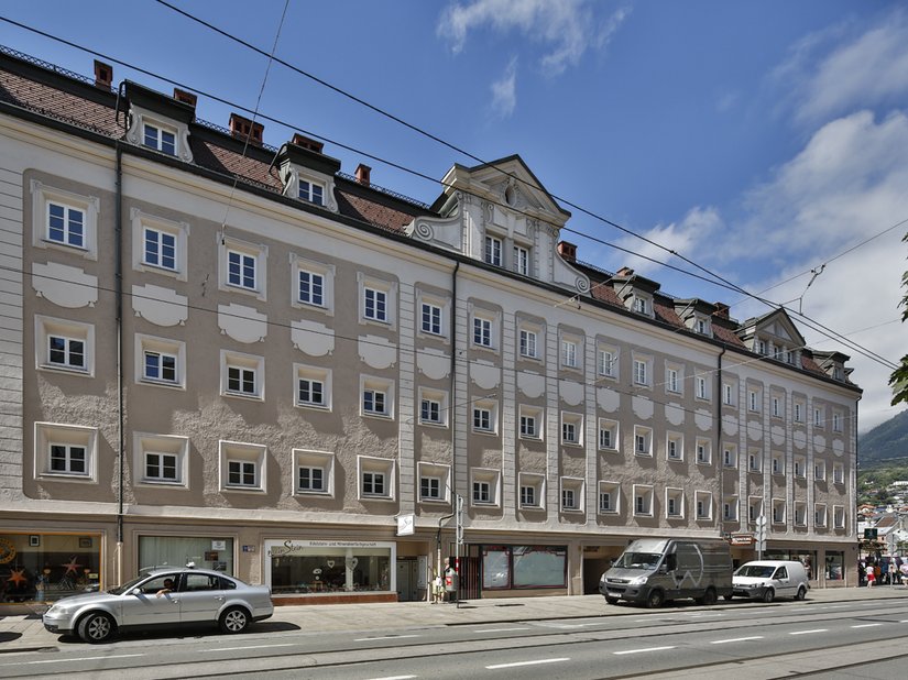 <p>Das Geschäftshaus wurde mit einer gleichmäßigen zurückhaltenden Farbgestaltung zweifarbig mit wunderschönen Grautönen beschichtet.</p>