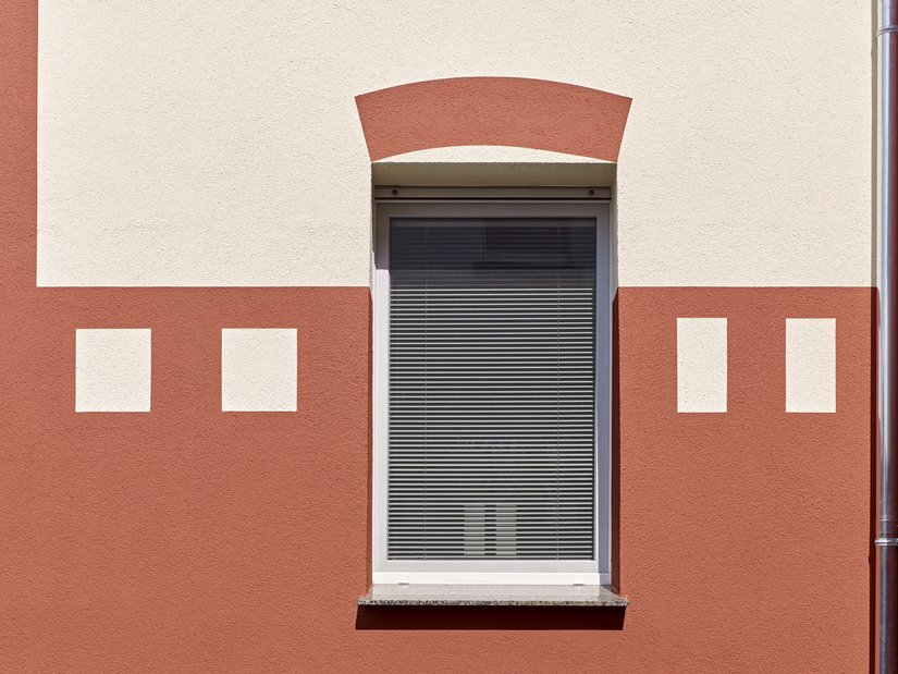 Auch die klassischen Korbbögen über den Fenstern sind mit Evocryl nachempfunden. Mit TSR-Formel ausgestattet, schützt die Schlussbeschichtung in den dunkleren Bereichen vor übermäßiger Aufheizung der Fassade.