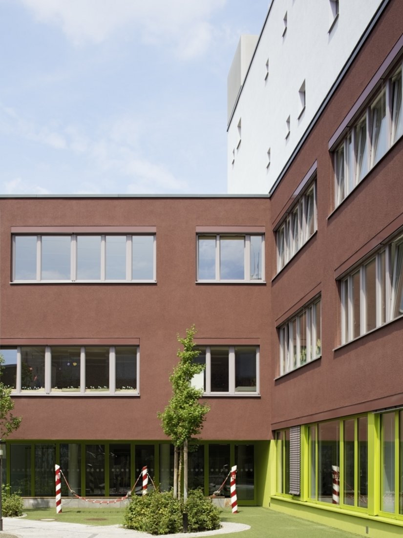 <p>Im Innenhof des Gebäudes befindet sich der Pausenhof.</p>