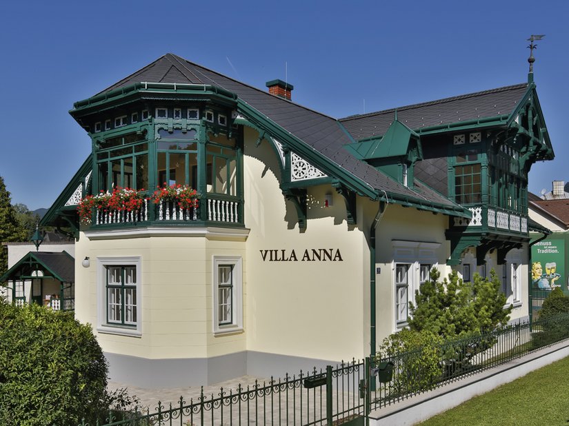 <p>Die Villa erstrahlt nach aufwendiger Restaurierung und Renovierung in neuem Glanz.</p>
