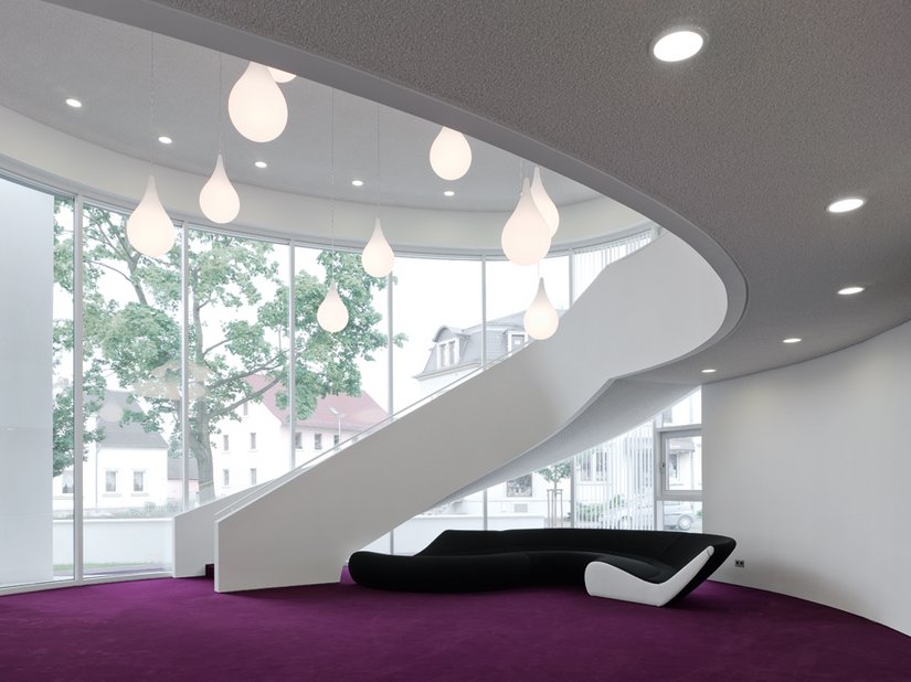 <p>Bis ins Detail ist das Spiel mit Formen und Farben durchkonzipiert und wird im Innenraum fortgesetzt. Novum in Deutschland: Im Heidenauer Bürogebäude wurde erstmals eine Glasfassade mit einer Höhe von 5,30 Meter verbaut.</p>