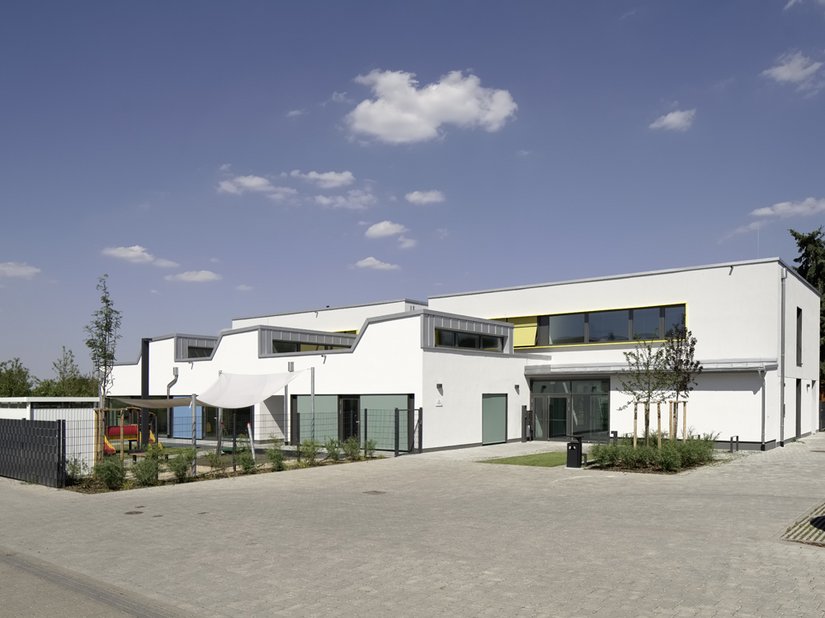 <p>Das neu gebaute Familienzentrum am Alten Weg in Rodgau bietet Raum für Kinderbetreuung, Beratung und Weiterbildung.</p>
