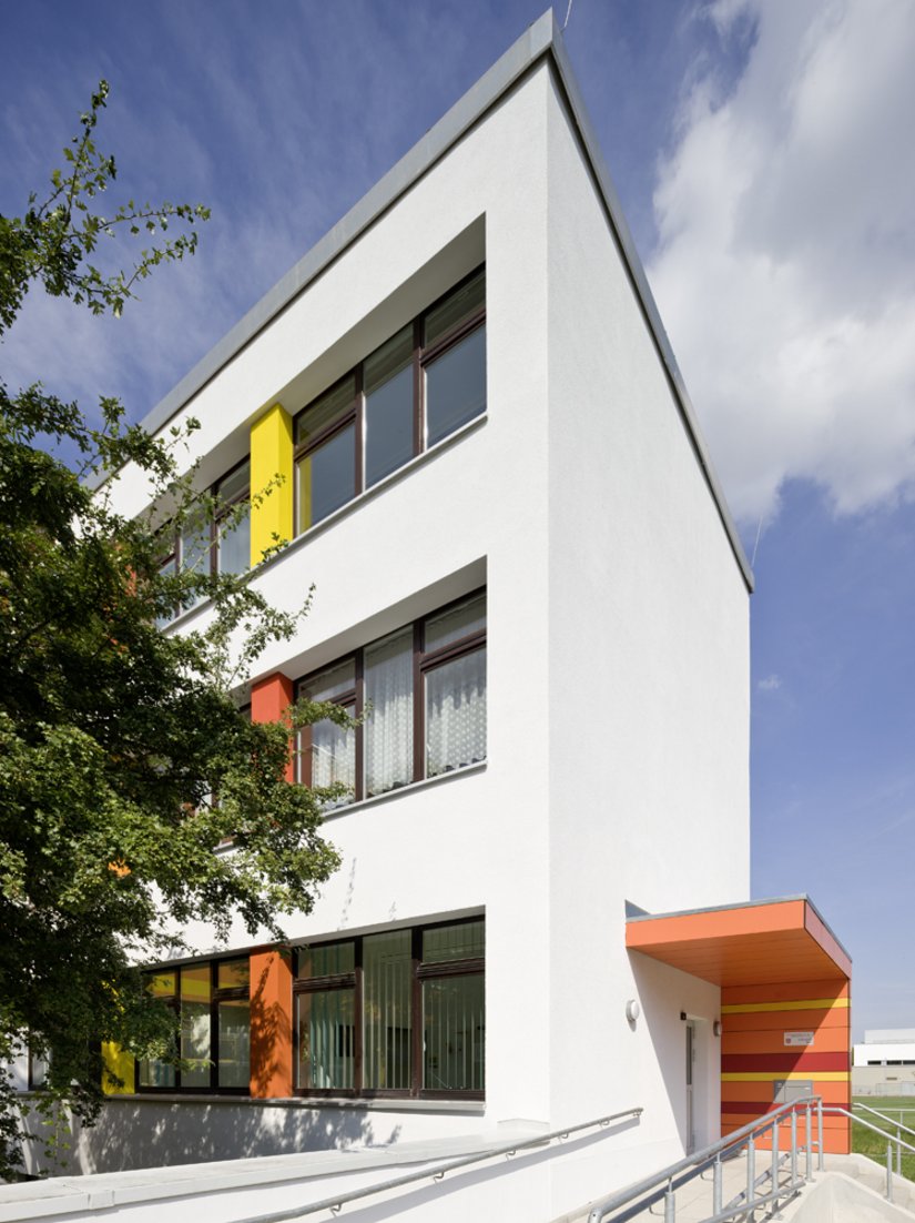 <p>Die Farbigkeit lässt das Gebäude freundlich wirken.</p>