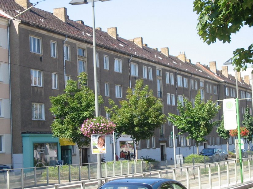 <p>Bestandsaufnahme der St. Annenstr. vor der Renovierung. Die Fassaden sind stark verschmutzt. Der erneuerte Sockelbereich in weiß kann optisch die Fassade nicht tragen, ist schlecht proportioniert und wirkt provisorisch. Der Vorsprung im Ladenbereich ist teilweise türkis abgesetzt und nimmt keinen Bezug zur Fassade auf.</p>