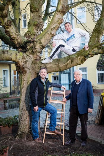 <p>Die stattliche Kastanie auf der Leon sitzt, pflanzte Senior Klaus-Peter Engelhardt (r.) vor 50 Jahren mit seinem Sohn Christian (l.)</p>