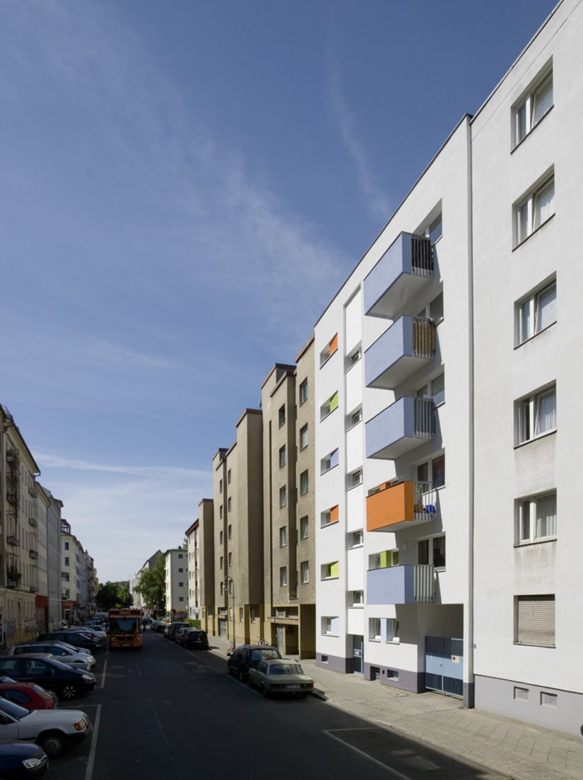 Die freundliche Fassade sticht aus der tristen Straßenzeile heraus.