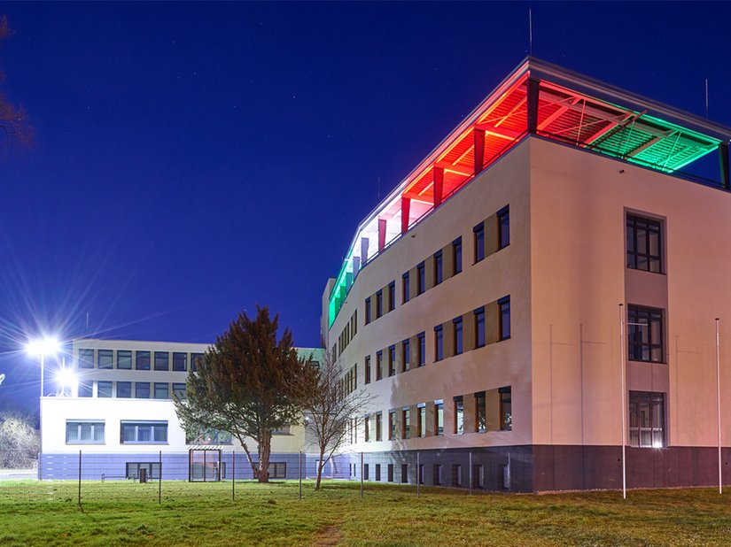 Neuer staatlicher Mieter: Das Landesamt für Finanzen NRW zog nach der Sanierung hinter dem Hammer Bahnhof ein. Die Lichtinstallation in den Landesfarben deutet darauf hin. Nach der Unterzeichnung des Mietvertrags war schnelles Handeln gefragt. Mit Qju kam ZD Bau um 30 Prozent schneller voran als bei einem herkömmlichen WDVS.