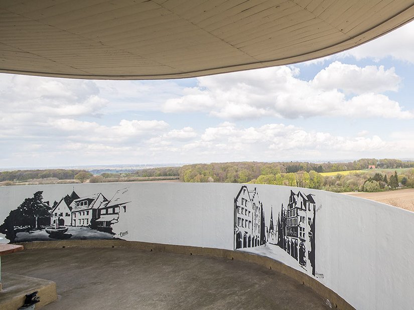 Wer die 128 Stufen des Turms erklommen hat, wird mit einem grandiosen Weitblick und Illustrationen markanter Ortsansichten belohnt.