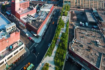 <p>Die alte Bahntrasse war längst zum Abbruch bestimmt, als die Bürgerinitiative "Friends of the High Line" sie rettete. Mit Erfolg: Sie ist heute eine der beliebtesten Touristenattraktionen New Yorks.</p>