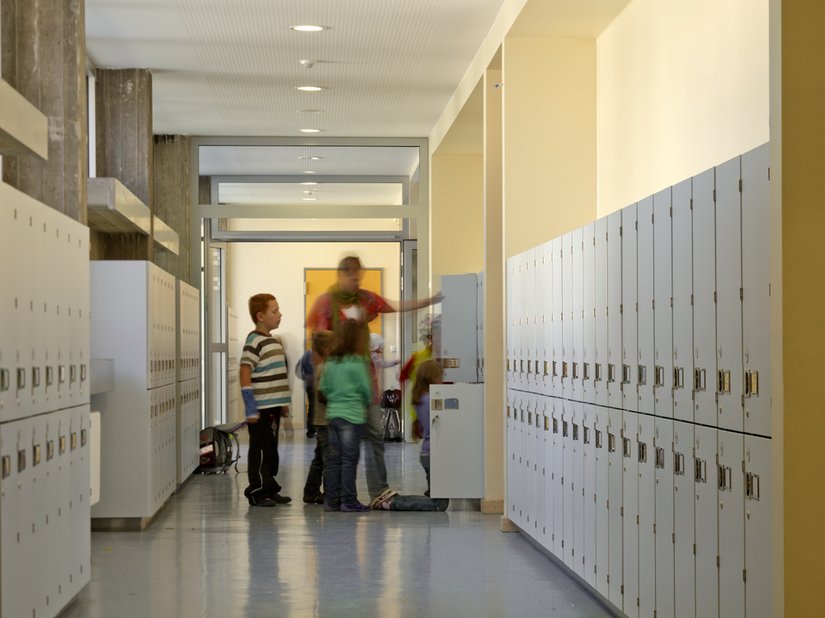 Die Spinde bieten Stauraum für Unterrichtsmaterialien der Schüler.