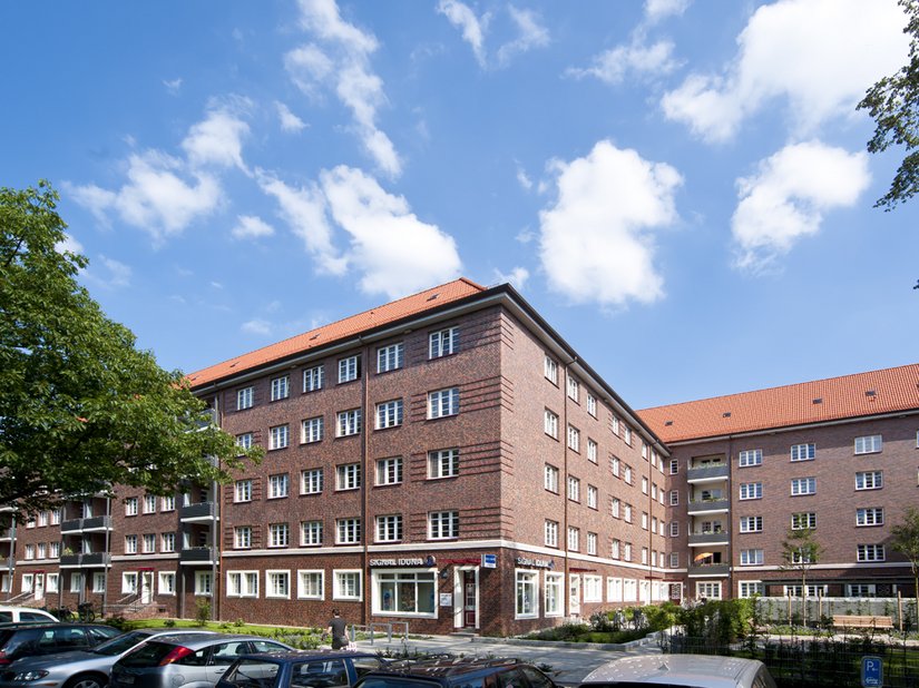 Hauptmaßnahmen der energetischen Modernisierung waren die außenseitige Dämmung der Klinkerfassade der Straßenansichten, der verputzten Hofansichten, eine Kellerdecken - und Dachdämmung und der Austausch der Türen und Fenster.