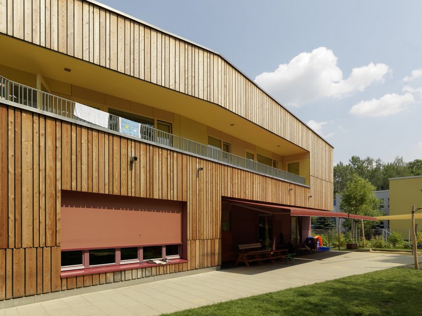 <p>Unbehandeltes Lärchenholz ziert den Holzbau.</p>