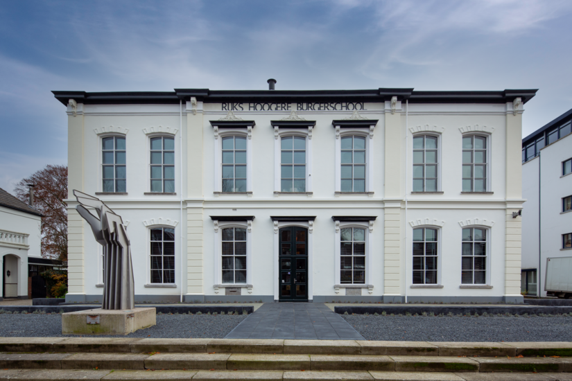 Mit Evocryl entstand ein stilvolles Oberflächenbild. In Weiß und einem dunklen Gelbton beschichtete Fachhandwerker Robertino Leusink die Fassade der alten Schule neu. Das Ergebnis: eine stilvolle Gebäudehülle mitten in Winterswijk.