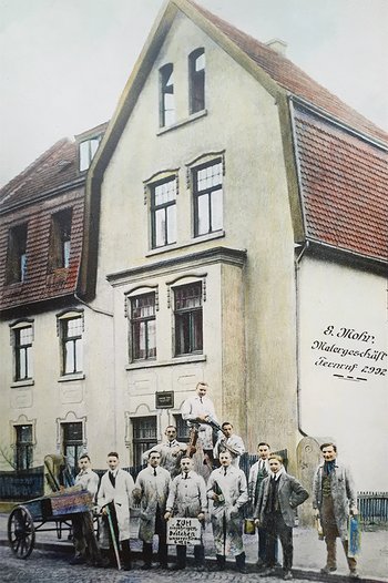 <p>Die Mitarbeiter beim einjährigen Betriebsjubiläum vor der ersten Betriebsstätte in der Bülowstraße 27.</p>
