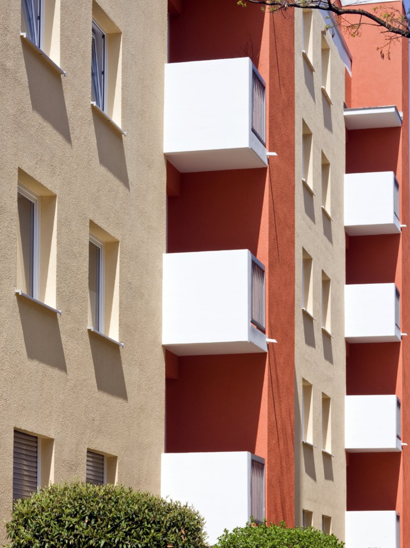 Die weißen Eckbalkone heben sich von der Fassade ab.