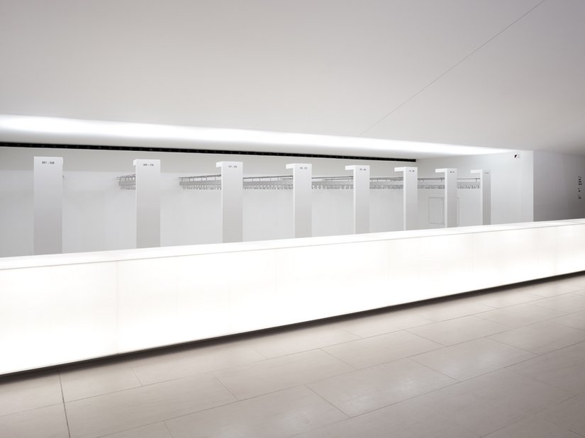 <p>Der Bodenbelag harmoniert gut mit den weißen Wänden und gibt dem Garderobenbereich eine wärmere Atmosphäre.</p>