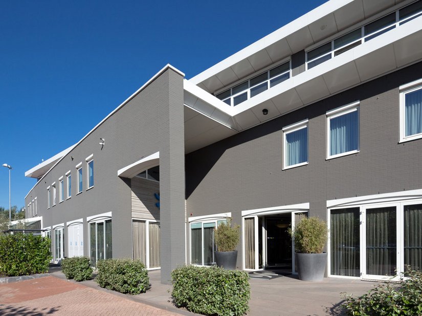 Neues Erscheinungsbild für die Fassade: Statt beige wurde die Fassade in einem Taupe-Farbton mit weißen Akzenten neu gestaltet.