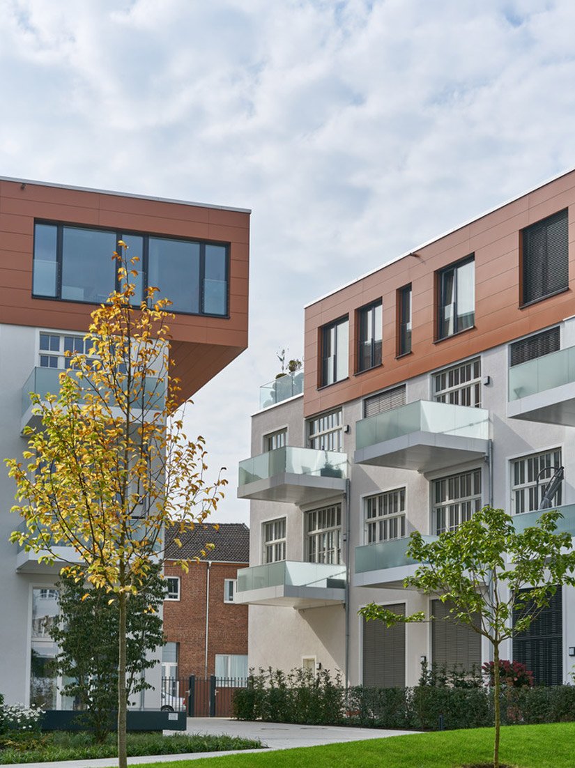 Die auskragenden Penthouse-Wohnungen mit ihren bronzefarbenen Metallverkleidungen sind ein Highlight.