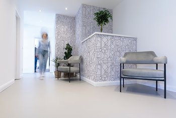 <p>Hochwertiges Design: Im renovierten Bürogebäude des Malerbetriebs können sich Kunden inspirieren lassen</p>
