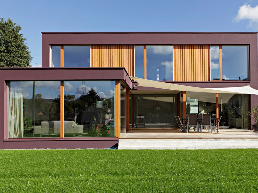<p>Wunschfarbton: dunkles Bordeaux. Brillux SolReflex reduziert mit speziellen, infrarotreflektierenden Farbton­rezepturen das „Aufheizen" der wärmegedämmten Oberflächen.</p>