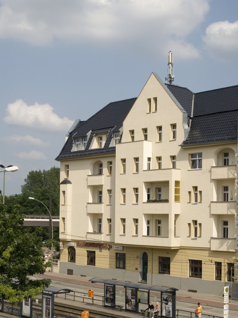 Das Gebäude entfaltet seine warme, freundliche Gesamtwirkung im Straßenraum.