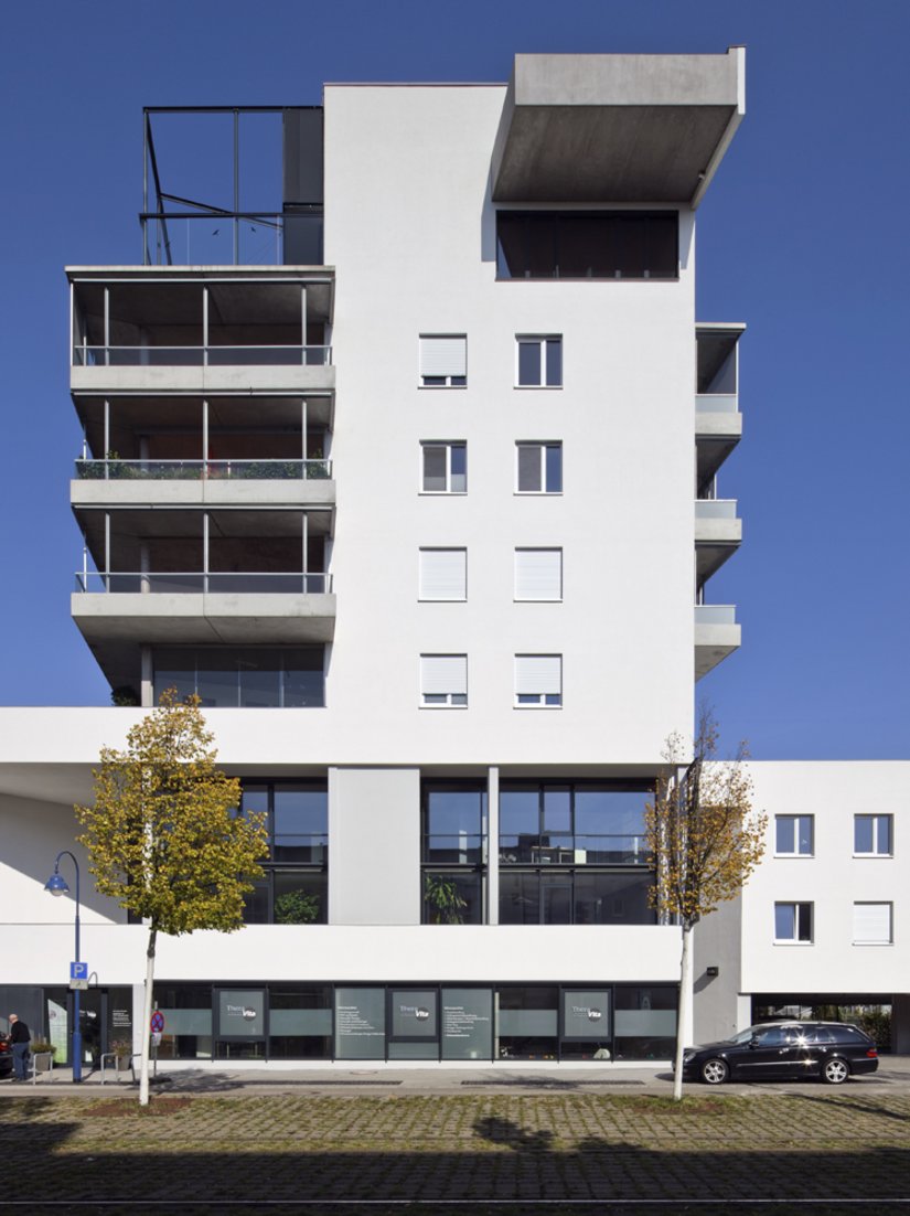 In den oberen Geschossen im Turm plante der Architekt großzügige Loft- und Maisonettwohnungen mit weiten Dachterrassen, die den Wohnraum zur Landschaft erweitern.