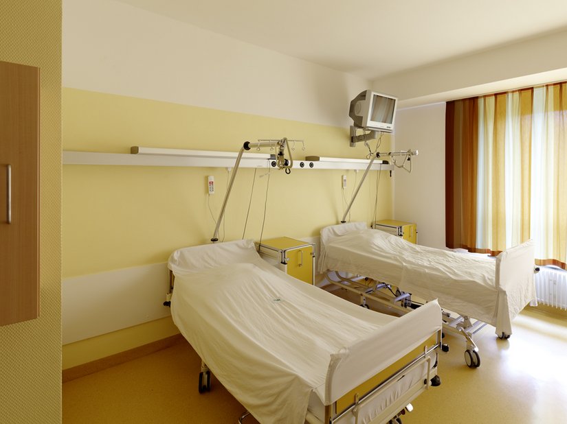 Sanfte Gelbnuancen bringen in aller Ruhe die Sonne in die Patientenzimmer.