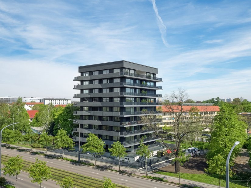 Die tanzende Fassade und die schwarze Außenhaut machen das Haus zu einem markanten städtebaulichen Bezugspunkt.