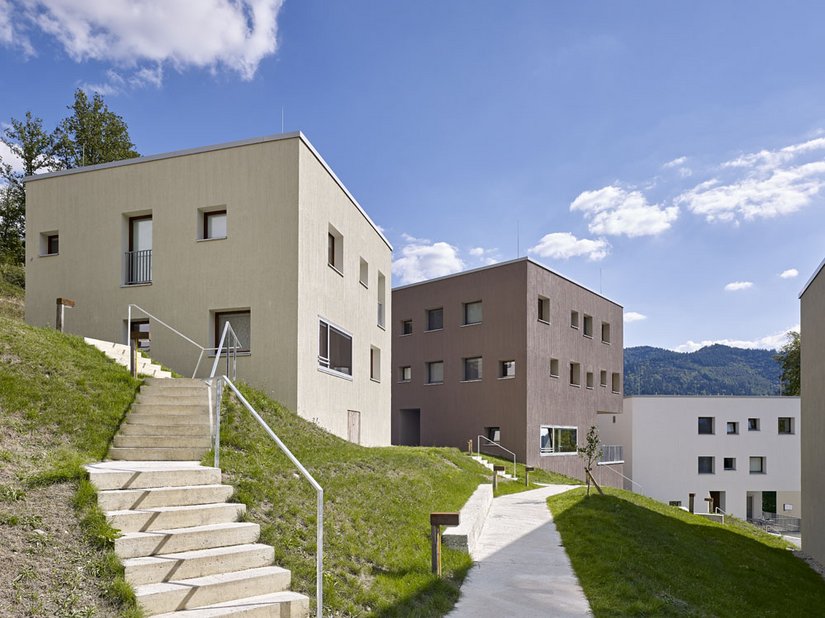 Wege und Treppen wurden aus Oberton mit Flusskieseln gegossen und mit Mauern aus Stampfbeton gefasst.