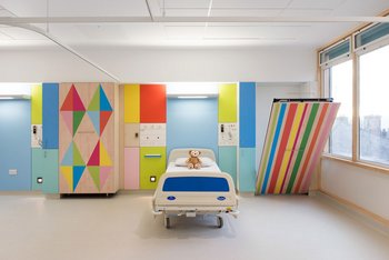 <p>"Not too baby": Grafische Farbmuster auf Wandverkleidungen und Schränken im Children's Hospital Charity in Sheffield</p>